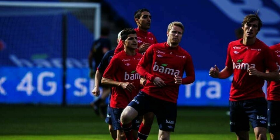 KAMP:  Tom Høgli (foran) og de andre spillerne på landslaget trener før kampen mot Sveits. Kampen betyr mye for Norges sjanse til å gå videre til VM.