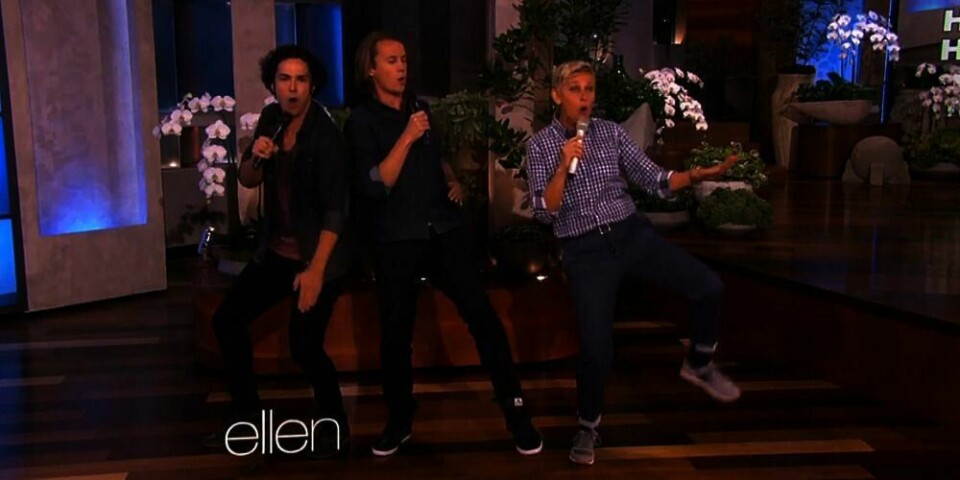 SANG: Den kjente komikeren Ellen DeGeneres (til høyre) inviterte Bård (i midten) og Vegard Ylvisåker til showet sitt. Der sang de sangen «The Fox».