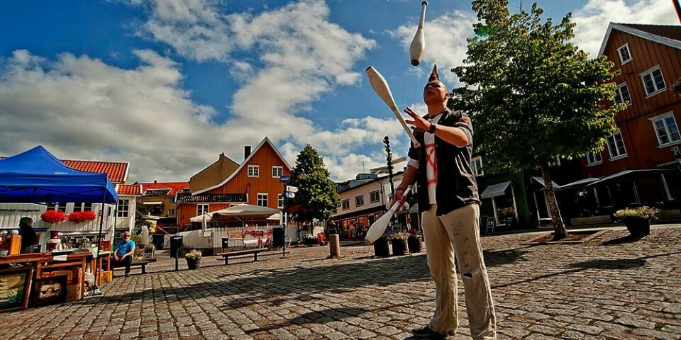 ENGASJERT: Jonas Johnsrud Bøhn liker å sjonglere på torget i Drøbak. Men 18-åringen er også politiker. Han står på valglista til partiet Rødt i Akershus. I år skal han stemme for første gang.