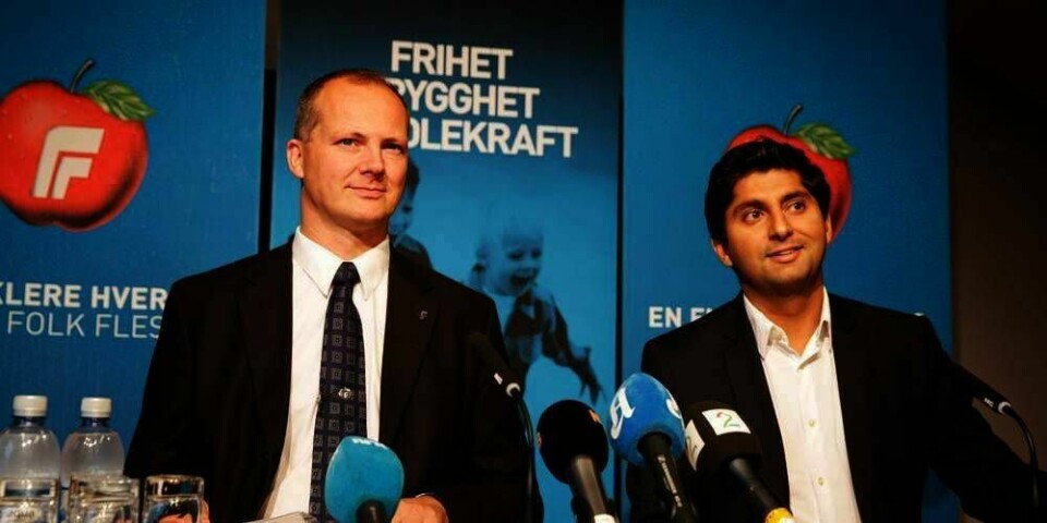 FORSVAR:  Frp snakket til utenlandske medier tirsdag. Til venstre Ketil Solvik-Olsen og til høyre Himanshu Gulati.