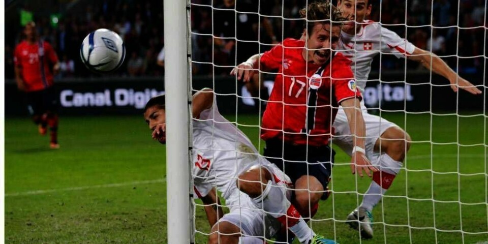 TAPTE:  Norge tapte landskampen mot Sveits tirsdag kveld. Dermed er det små sjanser for å komme til VM. Her er Stefan Johansen nære på å score under kampen. Men det ble ingen mål for Norge.
