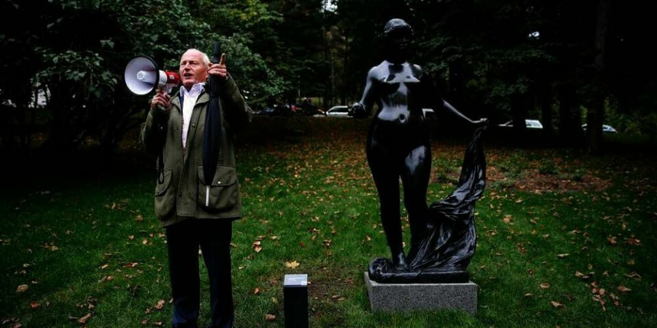 VISTE RUNDT: Milliardær Christian Ringnes kunne onsdag endelig vise frem skulptur-parken på Ekeberg. Her står han ved siden av skulpturen Venus Victrix laget av Pierre-Auguste Renoir.