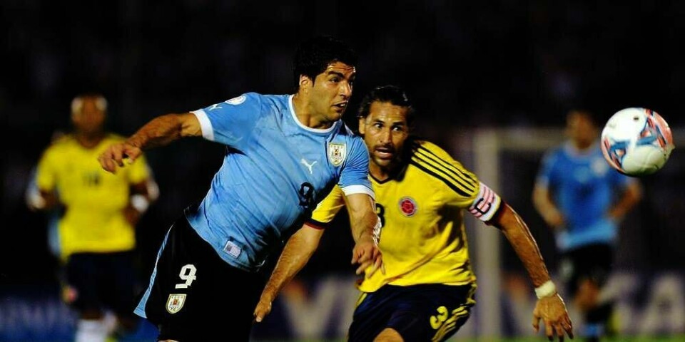 KLAR: Luis Suárez (til venstre) er snart tilbake på Liverpool etter å ha vært utestengt i ti kamper. Her spiller han for landslaget til Uruguay i september.