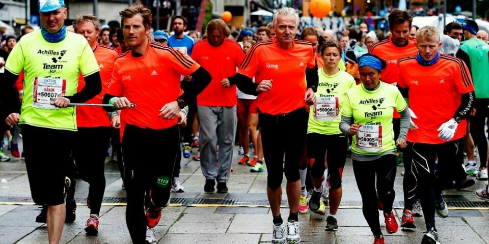 MARATON: Oslo Maraton arrangeres lørdag. Det er rekord i antall deltagere i år. Bildet er fra Oslo Maraton i fjor. På bildet ser du blant andre programlederen Jon Almaas og rallykjører Pål Anders Ullevålseter. Flere kjendiser løper sammen med folk som trenger hjelp, for eksempel blinde.