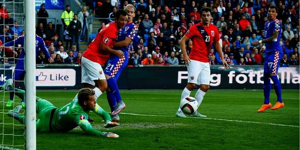 REDDER: Keeper Ørjan Håskjold Nyland redder et skudd fra Kroatias Mario Mandzukic i september. Norge vant 2–0 i kampen mot Kroatia på Ullevaal stadion i Oslo.