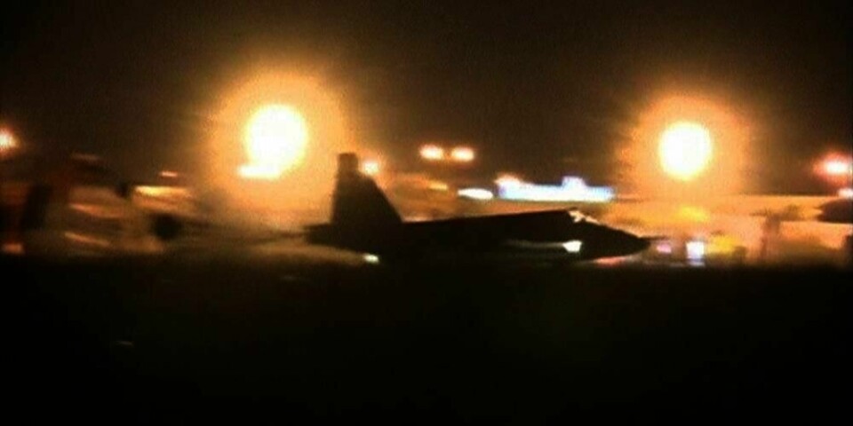 SYRIA: Her har et russisk kampfly nettopp landet i Syria. Russland startet å bombe i Syria onsdag. De planlegger å holde på i flere måneder.