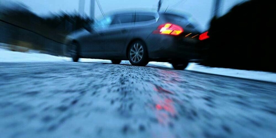 GLATT: Statens vegvesen ber folk om å skifte til vinterdekk på bilene sine snart. Frost om natta gjør veiene glatte på morgenen.