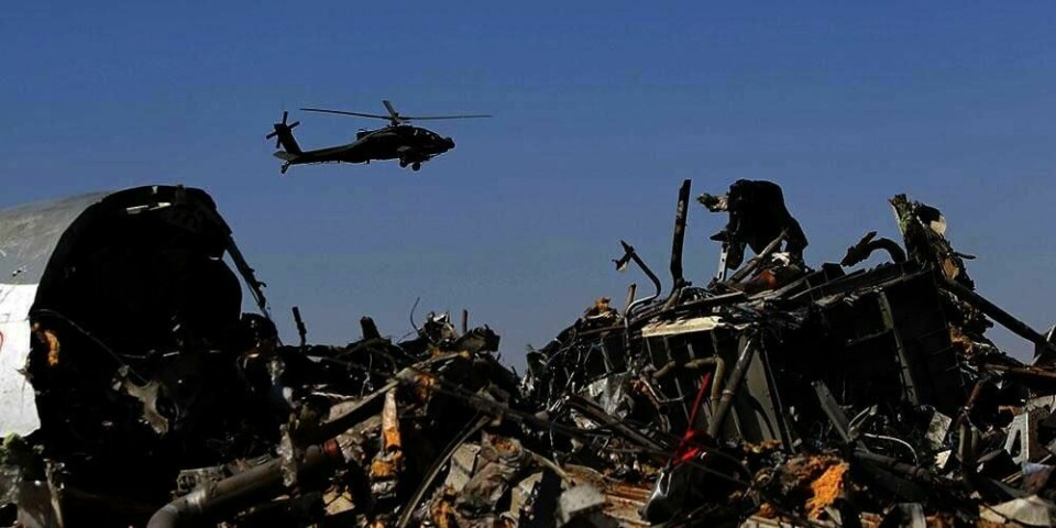 ETTERFORSKER:  Et helikopter fra Egypt undersøker stedet der charterflyet styrtet. 224 mennesker var om bord. De fleste var turister fra Russland.