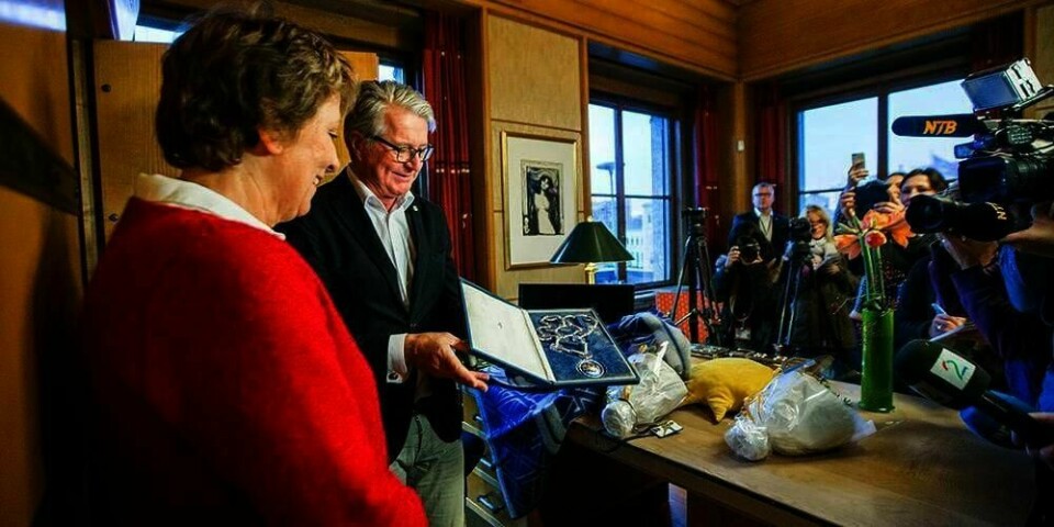 ORDFØRER-KJEDE: Oslos nye ordfører Marianne Borgen tok over kontoret i dag. Da fikk hun også ordfører-kjedet av Fabian Stang som går av.