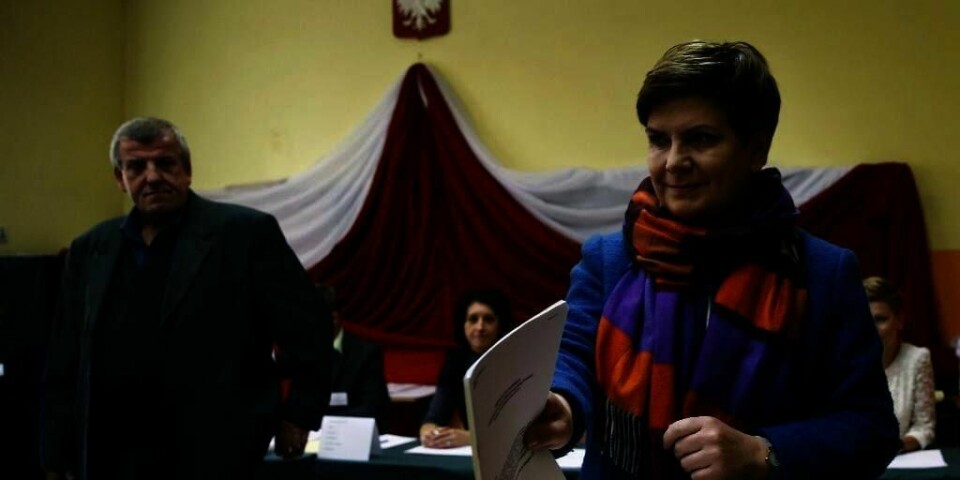 VANT: Beata Szydlo er politiker i Lov og rettferdighetspartiet (PiS). Her stemmer hun i søndagens valg i Polen.