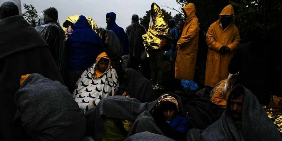 STOPP: Flyktninger venter ved landsbyen Berkasovo i Serbia. De håper på å få krysse grensen til Kroatia.