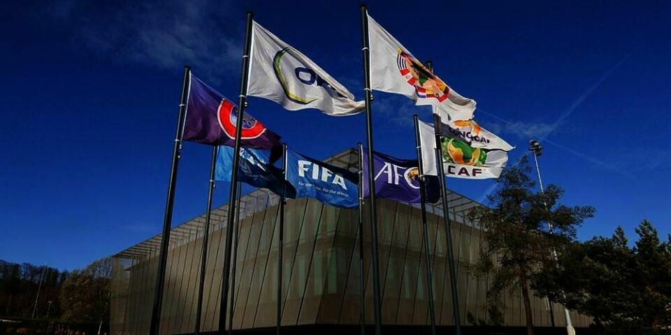 KRITISERES:  Både Qatar og det internasjonale fotballforbundet Fifa kritiseres. Organisasjonen Amnesty International mener arbeiderne som skal lage verdens-mesterskap i fotball utnytes.