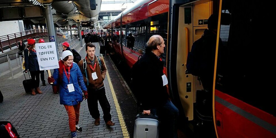 KLIMATOG: Klimaaktivister går om bord i toget til Paris. De er framme i den franske hovedstaden fredag kveld.