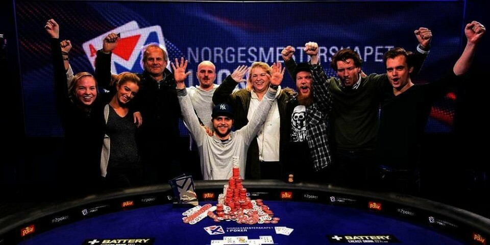 RING: Felix Stephensen (i midten) vant Norgesmesterskapet i poker og en premiepott på 1,4 millioner kroner tirsdag kveld.