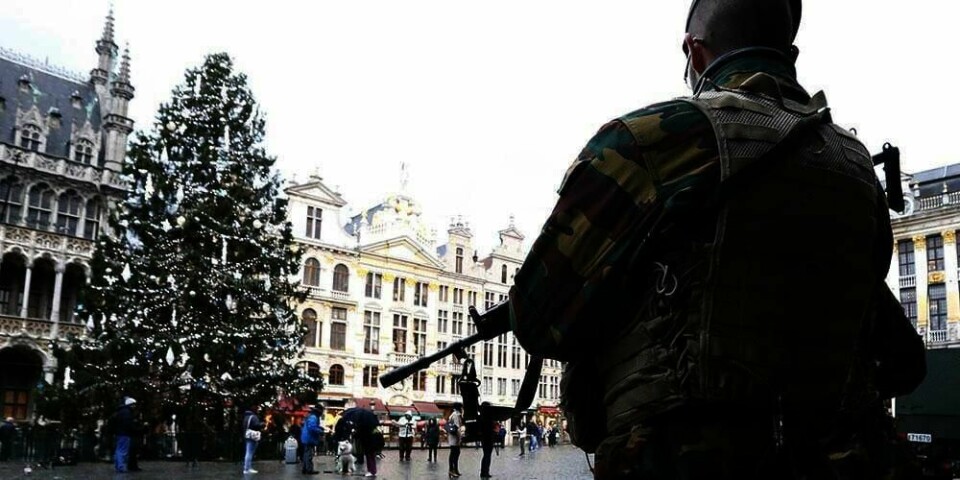 HOVEDSTAD: Belgias hovedstad Brussel er nervøs. Flere hundre politifolk går i gatene. Gatene er nesten tomme for folk. De leter etter mistenkte terrorister.