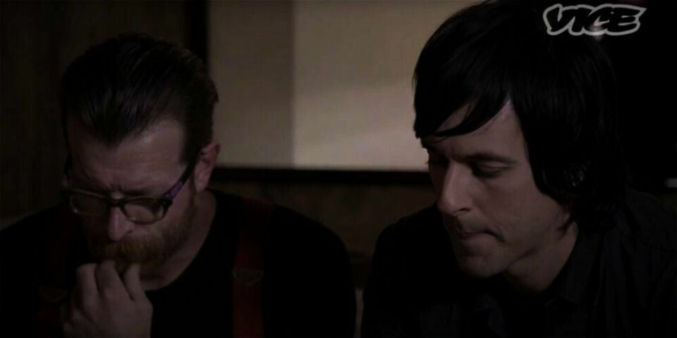 FORTELLER: Jesse Hughes (til venstre) og Matt McJunkins i bandet Eagles of Death Metal forteller om terroren i Paris.