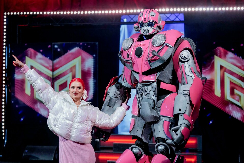 MGP 2024: Erika Norwich og roboten Super Rob deltar med låta «My AI». Bildet viser Erika Norwich og roboten Super Rob.