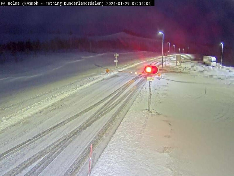 UVÆR I NORD-NORGE: E6 over Saltfjellet er stengt mandag morgen. Årsaken er uvær i Nord-Norge. Bildet viser E6 over Saltfjellet som er stengt mandag morgen som følge av uværet i Nord-Norge. Foto: Webkamera Statens vegvesen / NTB