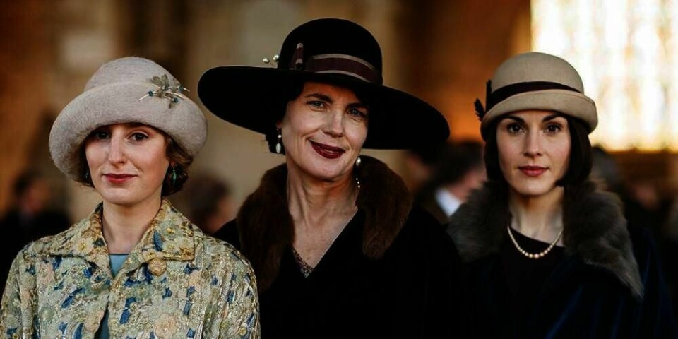 KJÆRLIGHET: Grevinne Cora (i midten) forsøker å mekle mellom de to døtrene sine i «Downton Abbey». I forrige episode ble lady Mary (til høyre) gift. Men hun ødela for søsteren Edith (til venstre) ved å fortelle kjæresten hennes at Edith hadde et hemmelig barn.