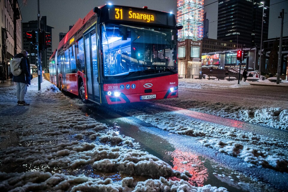 GLATT: Vått og mildt vær fører til glatte veier i Oslo. Bildet viser en buss i Oslo som kjører på vått og glatt føre.