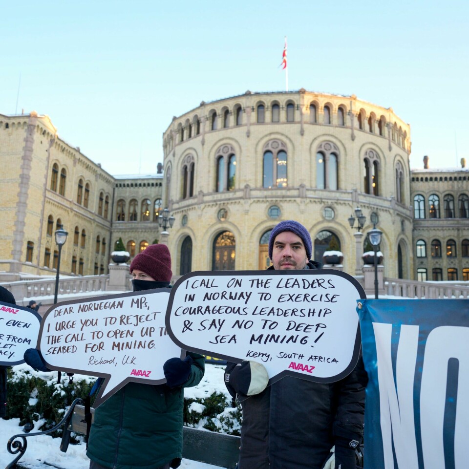 AKTIVISTER: Markering mot gruvedrift på havbunnen utenfor Stortinget. Saken har skapt engasjement hos folk i både innland og utland. Markering mot gruvedrift på havbunnen utenfor Stortinget tirsdag. Foto: Javad Parsa / NTB