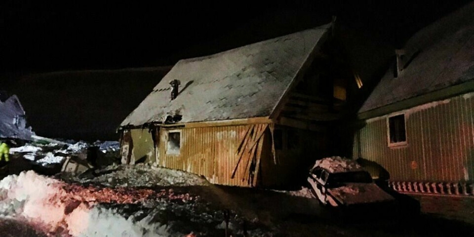 SKRED:  Ti hus er tatt i et snøskred på Svalbard. Folk i Longyearbyen er bedt om å hjelpe til med å grave i snømassene. Flere er sendt til sykehus.