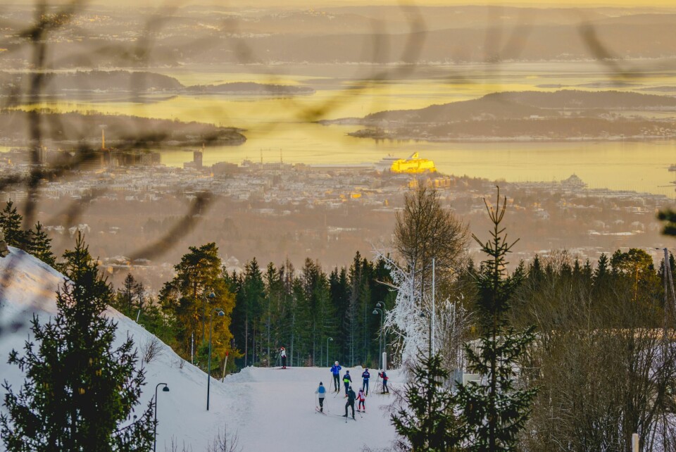 VÆR: Slik kan hovedstaden se ut til helga. Skigåere ved Midtstubakken i Holmenkollen i Oslo. Foto: Stian Lysberg Solum / NTB