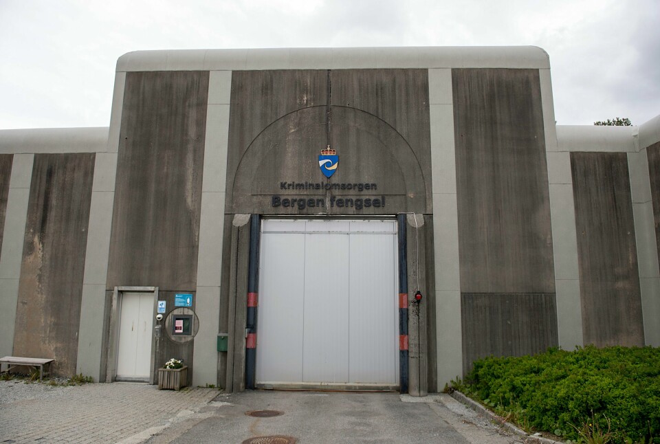 RØMT: En fange som soner en narkotikadom i Bergen fengsel, rømte lørdag. Bilde av inngangspartiet til Bergen fengsel. Foto: Marit Hommedal / NTB