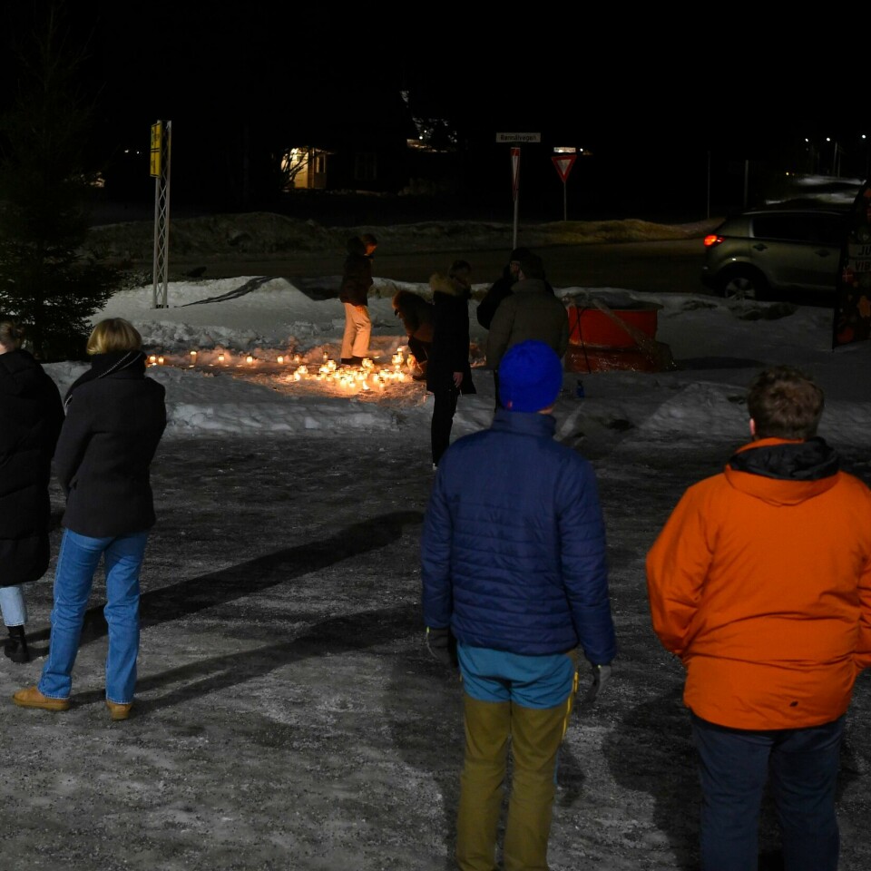 KRIMINALITET: Her samles folk for å tenne lys for de døde. Flere personer samlet seg og tente lys i Nes kommune etter at fire personer tirsdag ble funnet døde i et bolighus i Skogbygda i Nes på Romerike. Foto: Annika Byrde / NTB