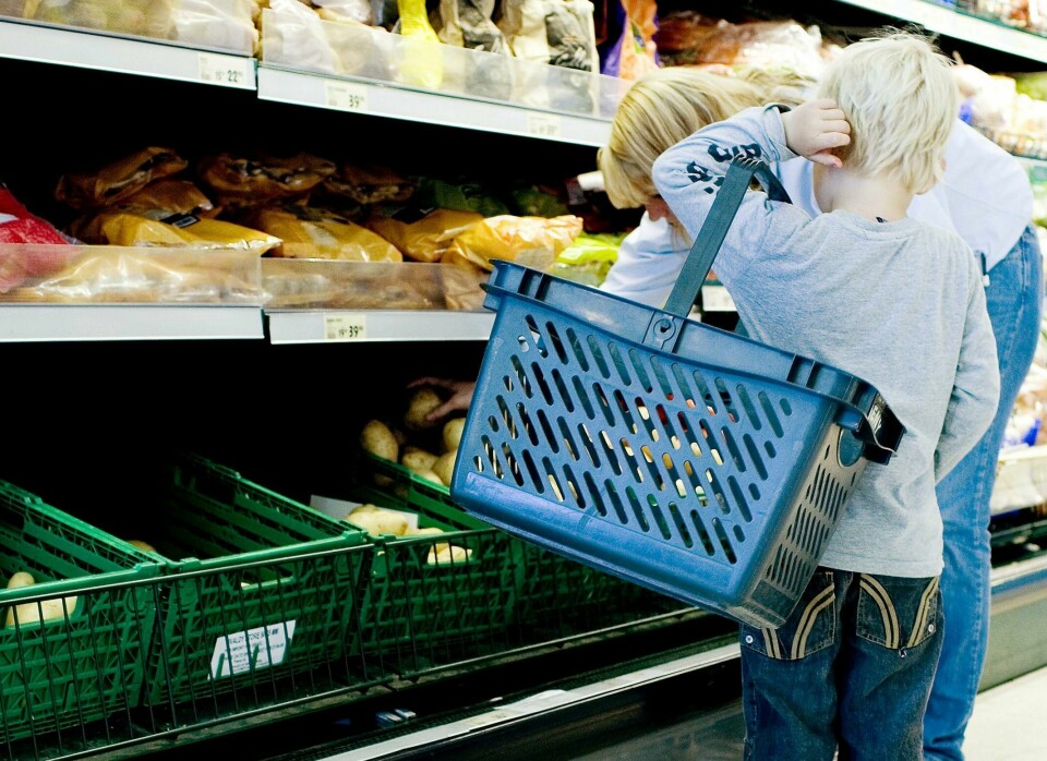 MATPRISER: Det ble mye dyrere med mat i 2023. Bilde av barn og forelder med handlekurv i matbutikk. Foto: Sara Johannessen Meek