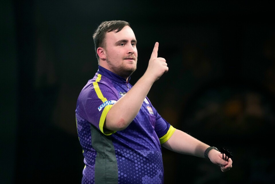 DART: Luke Littler er 16 år gammel og har nå kommet seg til finalen av dart-VM. Luke Littler er i VM-finale i dart. Foto: Kin Cheung, AP / NTB