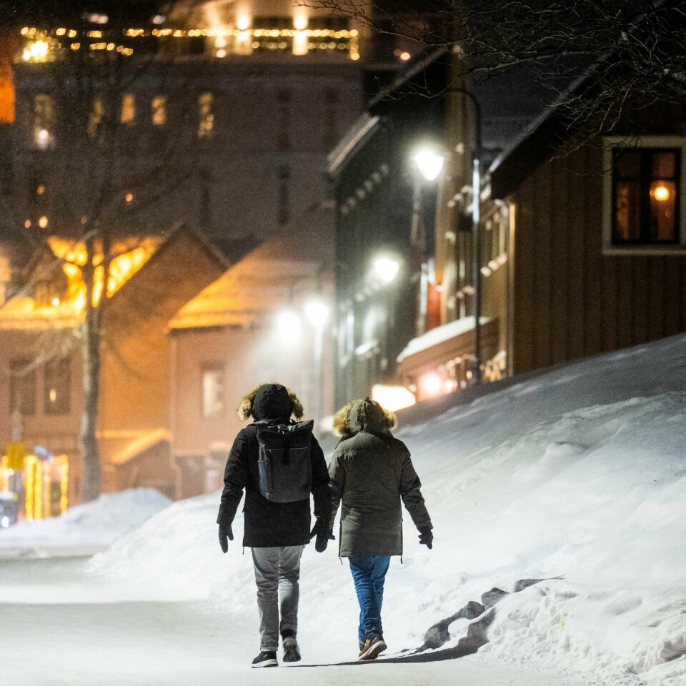 VINTER INGEN HINDRING: Snø og kulde er helt vanlig i Norge. Men det stopper ikke turistene. Bildet er tatt i Tromsø. Bildet viser turister som er ute og går i Tromsø.