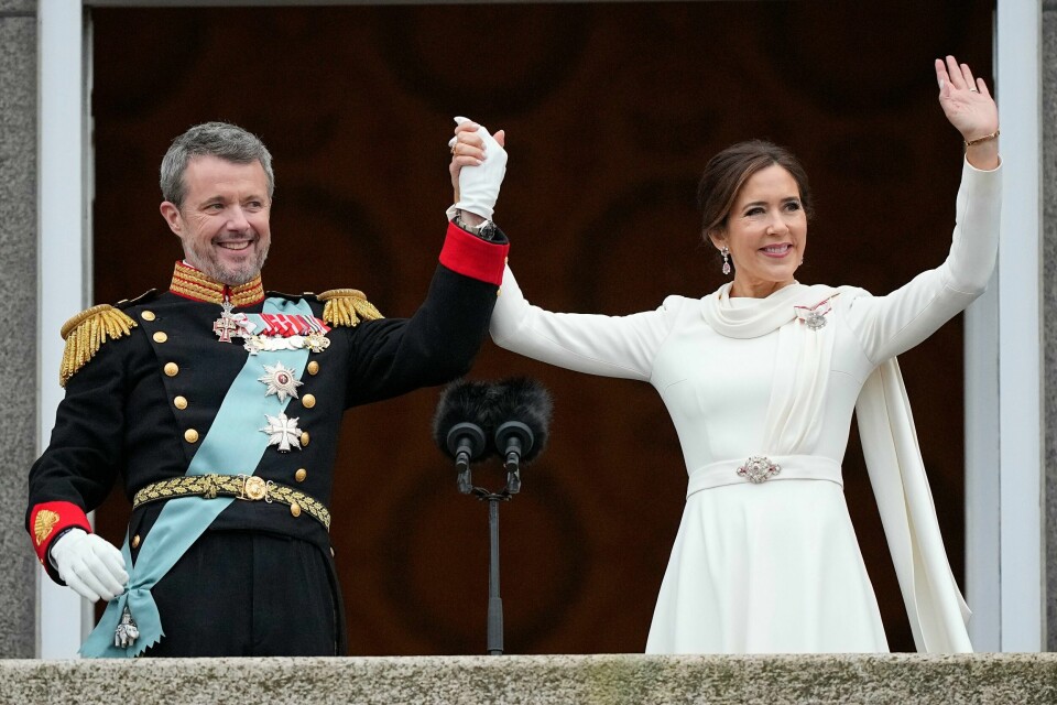 DANMARK: Kong Frederik og dronning Mary ble kronet søndag 14. januar. Bildet viser kong Frederik og dronning Mary som smiler på slottsbalkongen i Danmark søndag 14. januar.