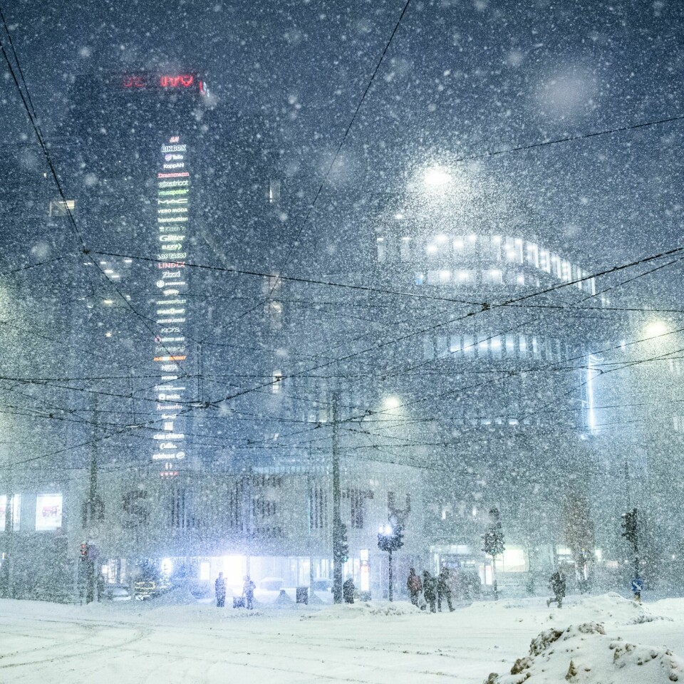 SNØVÆR: Det skal snø mye til og med onsdag ettermiddag. Vy og Ruter sliter på grunn av all snøen. Bilde av snøvær i Oslo. Foto: Rodrigo Freitas / NTB