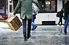 Bildet viser en mann som går på isete vei i Oslo. Foto: Ole Berg-Rusten / NTB