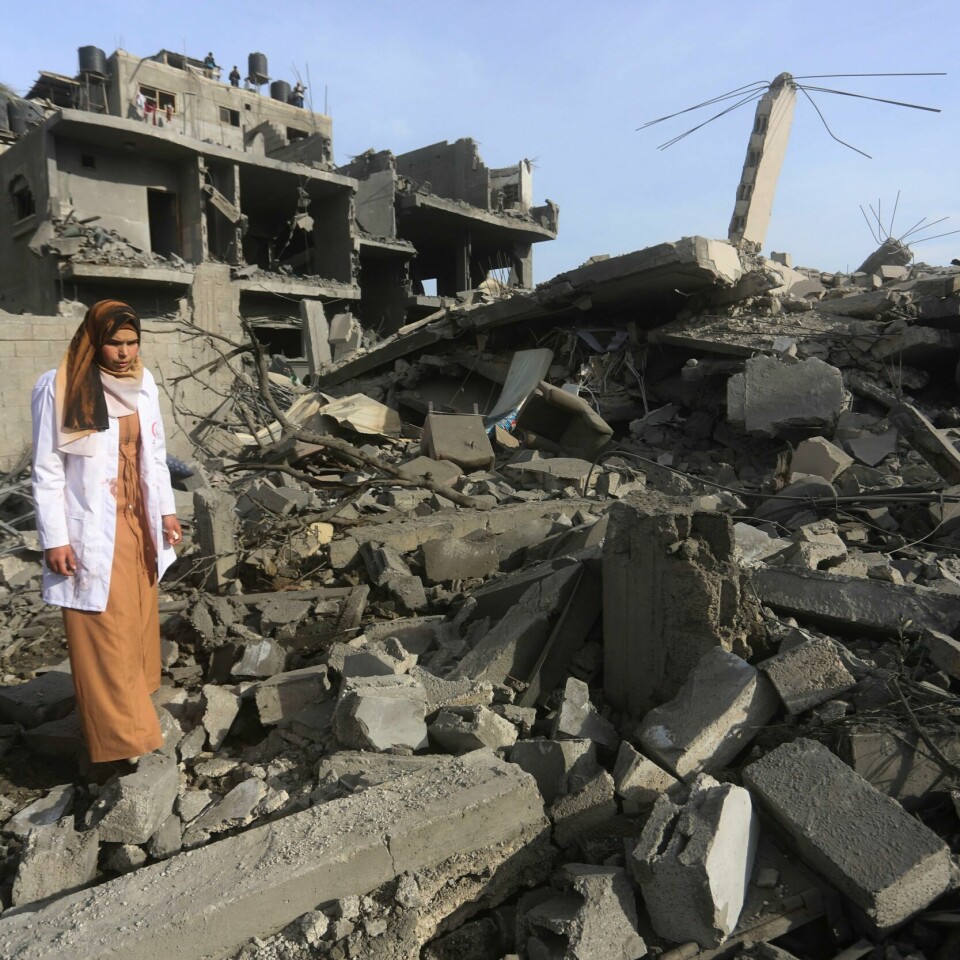 GAZASTRIPEN: En palestinsk kvinne går forbi ødeleggelsen i Rafah mandag 12. februar. En palestinsk kvinne står i ruinene av det som en gang var et hjem i Rafah, bombet av Israel mandag. Foto: AP / NTB