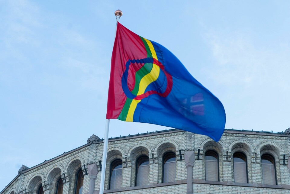 SAMENES NASJONALDAG: Det er feiringer av samenes nasjonaldag over hele landet tirsdag. Bilde av det samiske flagget foran Stortinget. Foto: Terje Pedersen / NTB