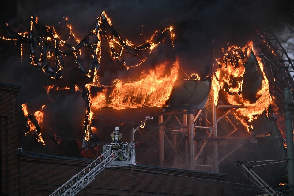 BRANN: Det brant voldsomt i et nytt badeanlegg mandag. Det skjedde ved fornøyelsesparken Liseberg i Göteborg. Det brenner voldsomt i det nye badeanlegget på fornøyelsesparken Liseberg i Göteborg. Foto: Björn Larsson Rosvall / TT / NTB