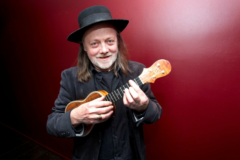 TAR FARVEL: Lillebjørn Nilsen bisettes i dag, fredag. Bildet viser Lillebjørn Nilsen som smiler til kamera mens han spiller på en ukulele. Foto: Gorm Kallestad / NTB