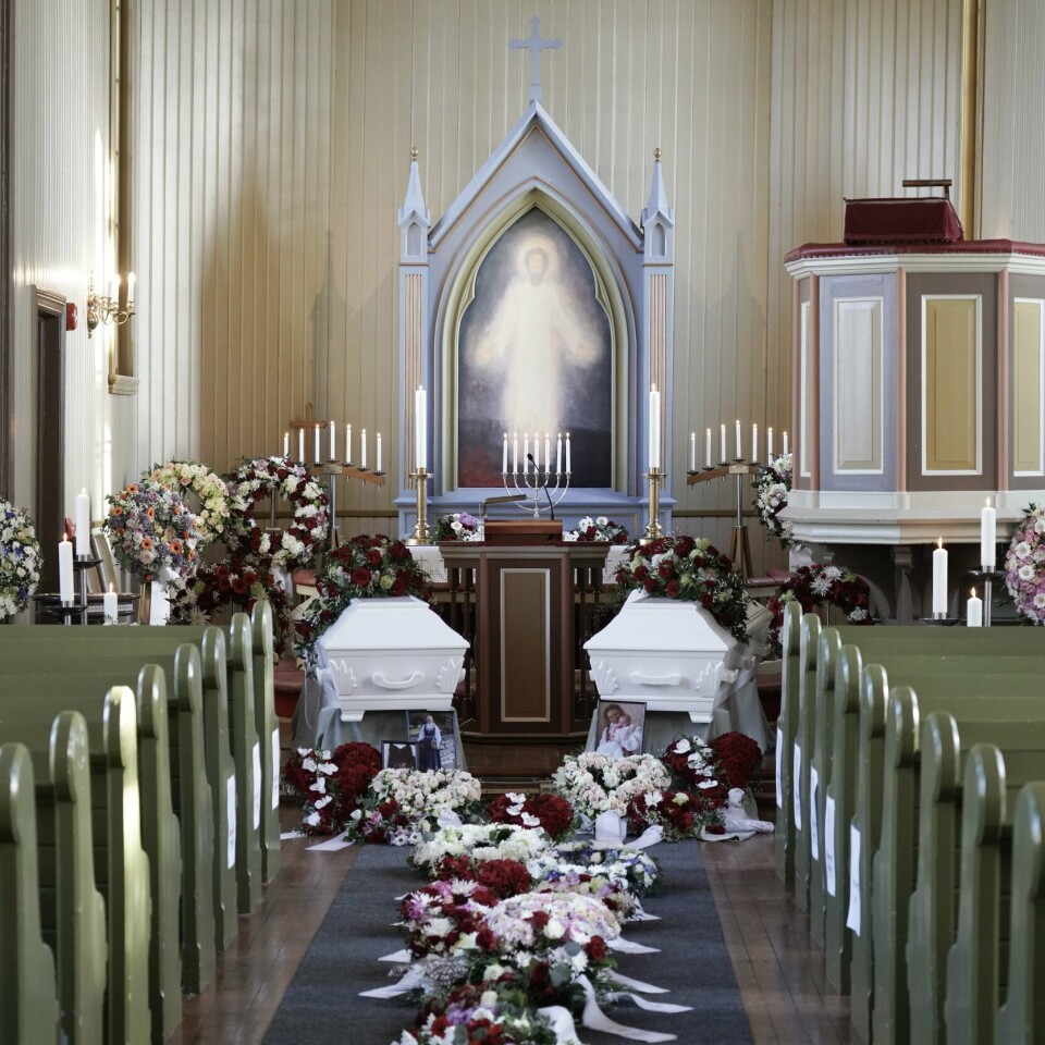 BEGRAVELSE: En bygd i sorg tar farvel med Victoria, Katrine og Emily torsdag. Bildet viser de to kistene til Katrine, Victoria og Emily som begraves i Ingeborgrud kirke.