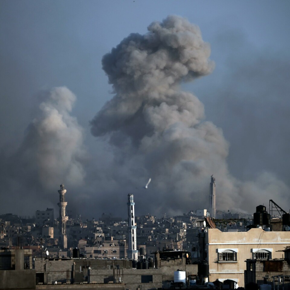 GAZA: Israelske styrker har tatt seg inn på Nasser-sykehuset i Khan Younis. Bildet er fra et bombeangrep i byen i januar. Bildet viser bomberøyk over byen Khan Jounis på Gaza i januar. Foto: AP Photo / Mohammed Dahman