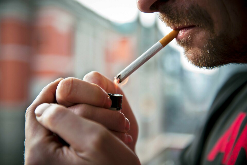 KREFT: Det å slutte å røyke og drikke kan minske risikoen for kreft. Tallene tyder videre på at pandemien påvirker folk både til å røyke mer og mindre, og til å bli mer og mindre motivert til å slutte. Illustrasjonsfoto: Fredrik Varfjell / NTB