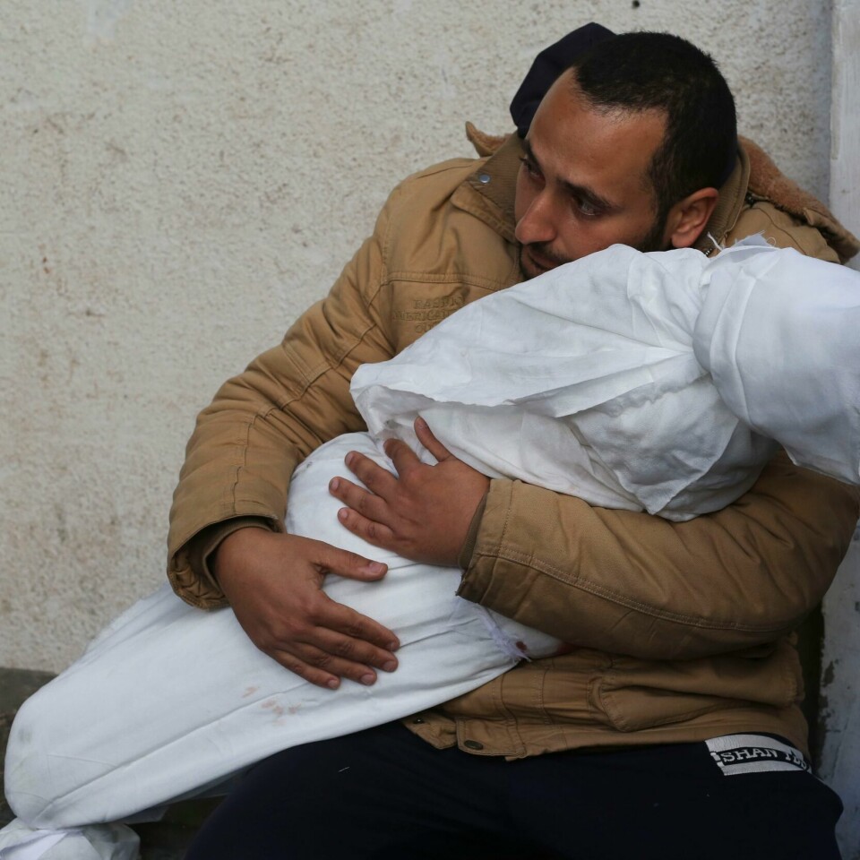 MANGE DREPTE: Mange har blitt drept siden krigen mellom Israel og Hamas startet 7. oktober. Bildet viser en palestiner på et likhus i Rafah holder sitt barn som ble drept i israelske angrep mot Gazastripen 21. februar. Foto: Hatem Ali / AP / NTB