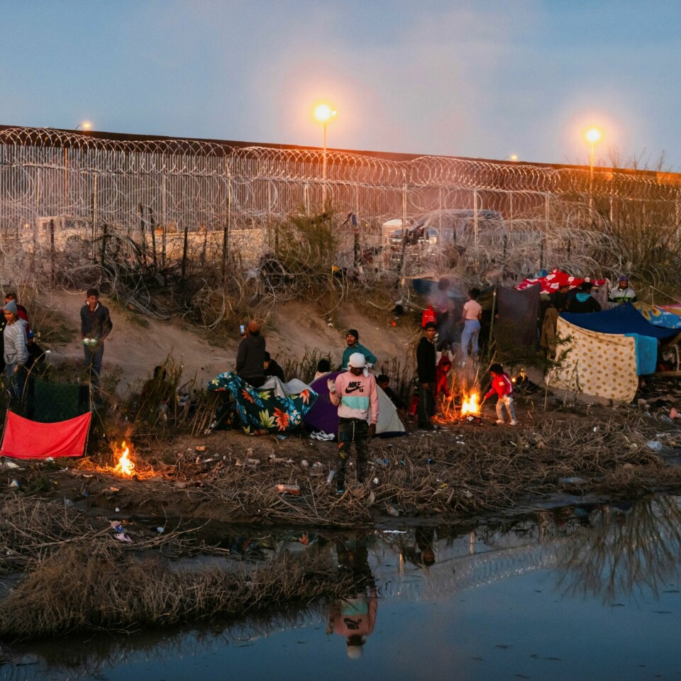 MIGRASJONSLOV: En ny, streng lov i staten Texas er stoppet på grunn av en anke. Her fra grensa mot Mexico. Bilde av migranter på grensa mellom Mexico og USA. Foto: Reuters / NTB