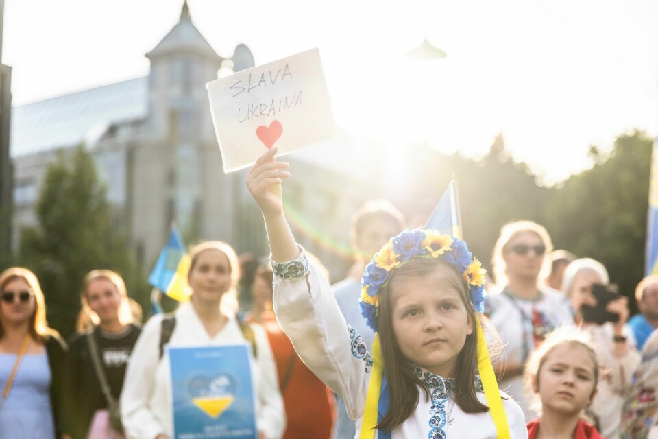 UKRAINA: Lørdag er det to år siden Russland invaderte Ukraina. Mange skal markere støtte til Ukraina på toårsdagen. Bildet er fra et barnetog i Oslo under markeringa av Ukrainas uavhengighetsdag i fjor.Foto: Frederik Ringnes / NTB / NPK