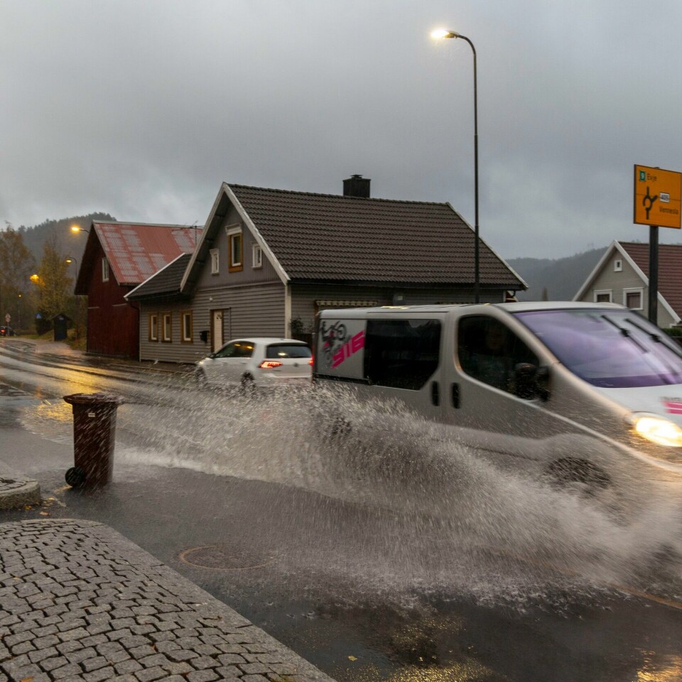 REGN: Det skal regne mye torsdag og fredag. Det kan føre til mye vann på veiene. Slik som dette bildet fra Agder viser. I nokre område, særleg på Vestlandet, skal det regne gjennom heile fredagen. Foto: Tor Erik Schrøder / NTB / NPK