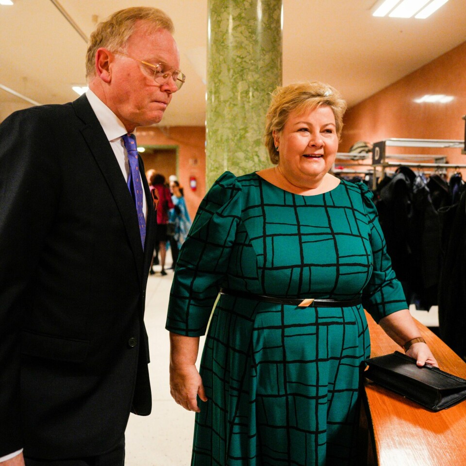 HABILITET: Sindre Finnes kjøpte aksjer, uten at Erna Solberg visste om det. Nå skal en komite si hva de mener om saken. Habilitetssaken rundt Høyre-leder Erna Solberg (t.h.) og hennes ektemann Sindre Finnes er blant mange i norsk politikk det siste året.Foto: Javad Parsa / NTB / POOL
