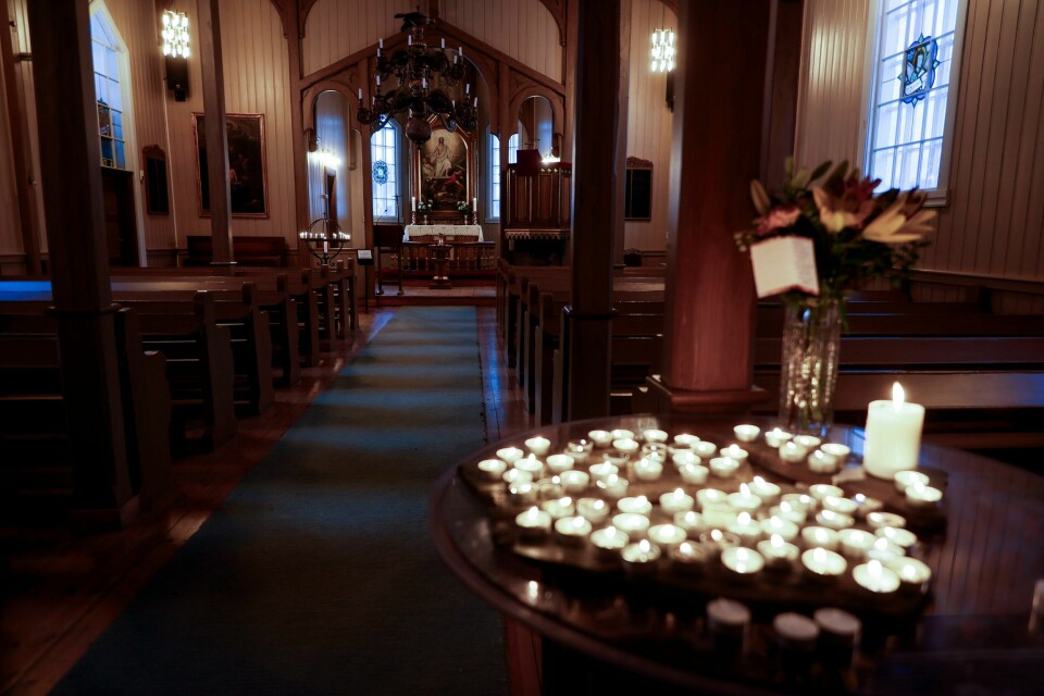 I SORG: Bygda Torpo er i sorg. Søndag holdt kirken åpent for de som trengte det. Mange tente lys for de døde. Bildet viser kirkerommet i kirken i Torpo. Mange hadde tent lys i kirken i forbindelse med åpen kirke, omtrent 160 personer var innom. Fire personer ble lørdag kveld funnet døde på Torpo i Ål kommune. Foto: Frederik Ringnes / NTB