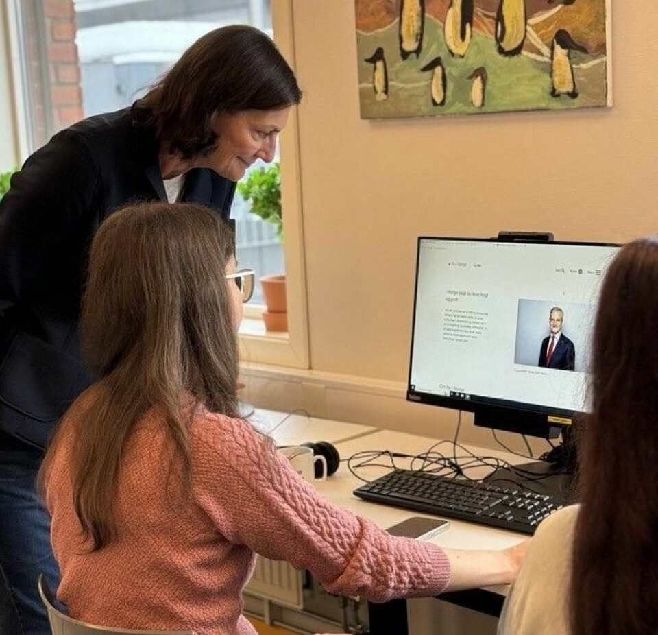 INTEGRERING: Libe Rieber-Mohn fra IMDi. Hun gikk nylig gjennom nettstedet Ny i Norge. Hun er sammen med de ukrainske flyktningene Ksenia Chelpan og Vitaliia Sirenko. Libe Rieber-Mohn, direktør i Integrerings- og mangfoldsdirektoratet (IMDi), gikk nylig gjennom nettstedet Ny i Norge med de ukrainske flyktningene Ksenia Chelpan (t.v.) og Vitaliia Sirenko hos voksenopplæringen på Skullerud i Oslo.