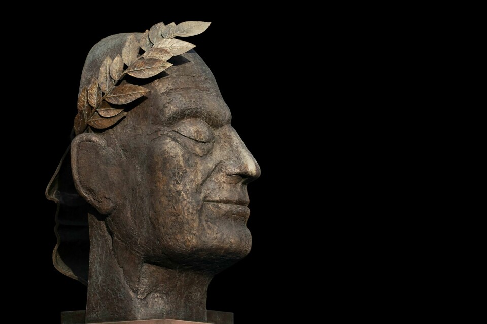 SKUDDÅR: Det var Julius Cesar som innførte skuddåret. Bilde av statue av Julius Cesar. Foto: Ilona Frey/Unsplash